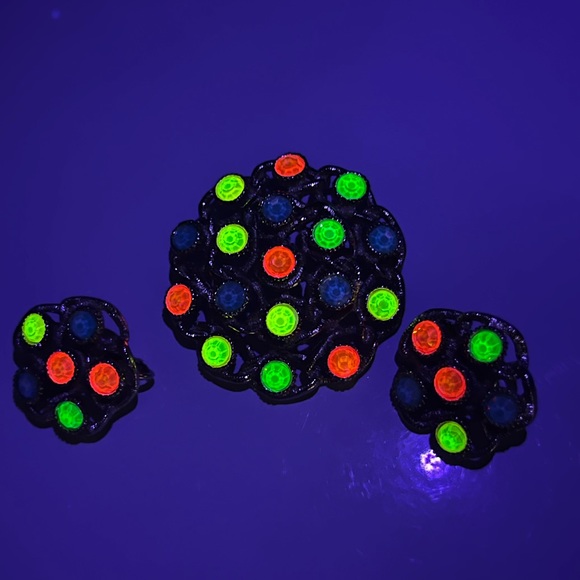 Vintage Sarah Coventry Brooch and Earrings- Glow under UV light - Picture 3 of 7